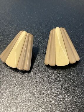Vintage Fan-Shaped Clip Earrings in Beige and Cream- E4